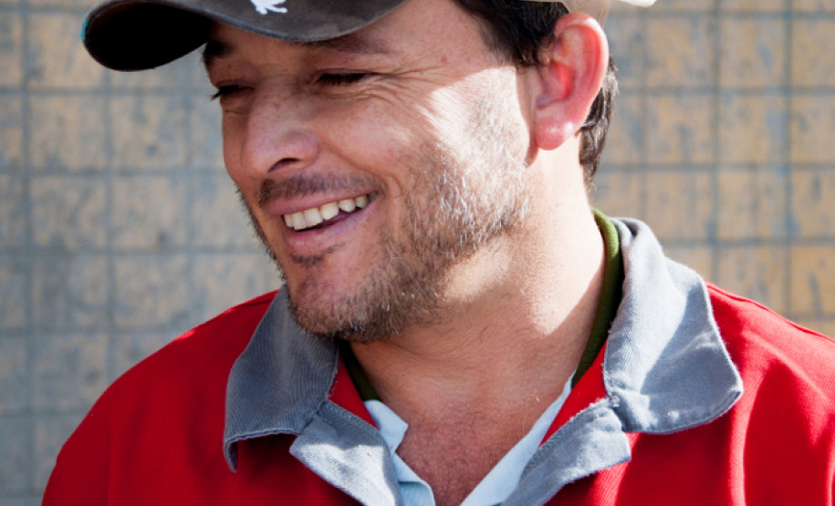 Governo recupera colégio de Almirante Tamandaré O Colégio Estadual Ambrósio Bini, em Almirante Tamandaré, na Região Metropolitana de Curitiba. está quase pronto para receber os alunos. Depois de mais de 10 anos de abandono do prédio, o governador Beto Richa contratou serviços especializados para recuperação do maior colégio do município. O investimento de R$ 1,8 milhão beneficiará mil alunos.