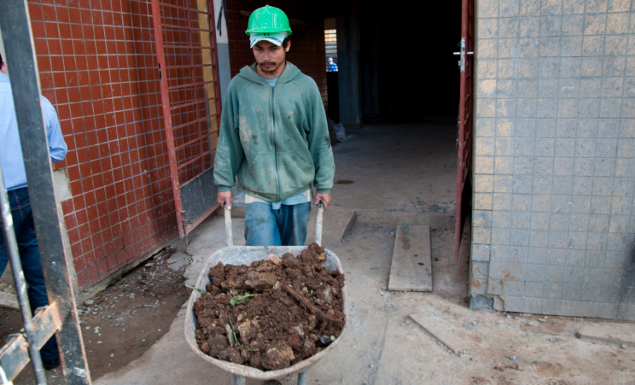 Governo recupera colégio de Almirante Tamandaré O Colégio Estadual Ambrósio Bini, em Almirante Tamandaré, na Região Metropolitana de Curitiba. está quase pronto para receber os alunos. Depois de mais de 10 anos de abandono do prédio, o governador Beto Richa contratou serviços especializados para recuperação do maior colégio do município. O investimento de R$ 1,8 milhão beneficiará mil alunos.