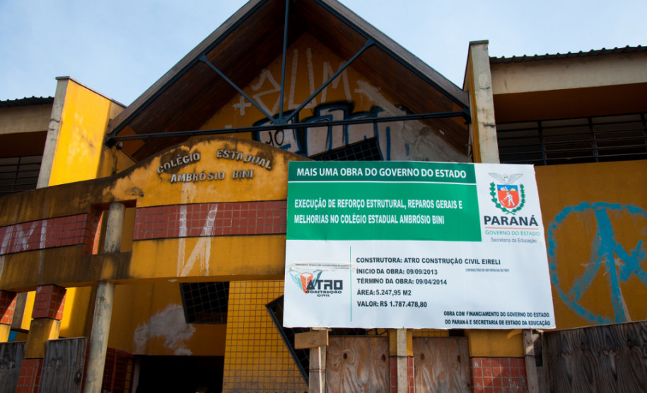 Governo recupera colégio de Almirante Tamandaré O Colégio Estadual Ambrósio Bini, em Almirante Tamandaré, na Região Metropolitana de Curitiba. está quase pronto para receber os alunos. Depois de mais de 10 anos de abandono do prédio, o governador Beto Richa contratou serviços especializados para recuperação do maior colégio do município. O investimento de R$ 1,8 milhão beneficiará mil alunos.
