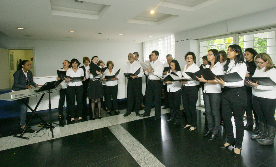 Coral Vozes da Educação canta para o dia do servidor público