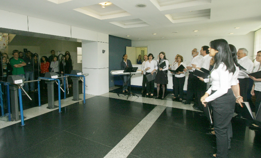 Coral Vozes da Educação canta para o dia do servidor público