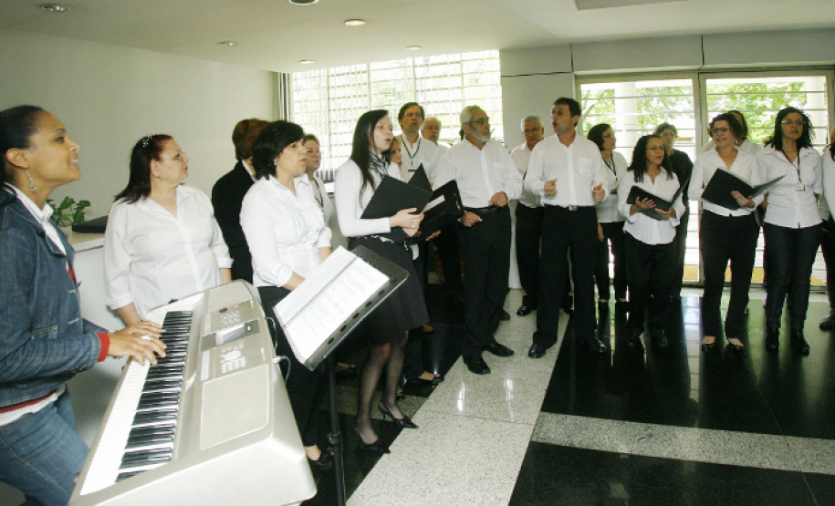 Coral Vozes da Educação canta para o dia do servidor público