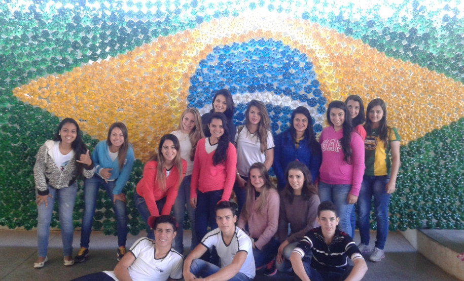 Professores do Centro de Línguas Estrangeiras Modernas (Celem) da rede estadual de ensino estão aproveitando a Copa do Mundo para o aprendizado dos alunos. A professora Lais Moreno do Colégio Estadual João Marques da Silveira, em Quatigá, abordou a cultura dos países latino-americanos participantes do mundial e aspectos sociais referentes aos jogos. No colégio, os alunos fizeram uma bandeira do Brasil com garrafas PET.