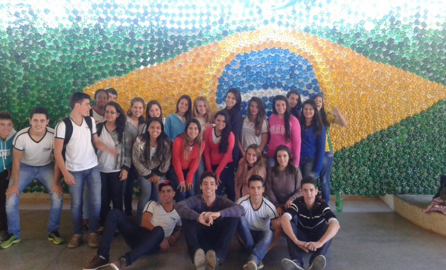 Professores do Centro de Línguas Estrangeiras Modernas (Celem) da rede estadual de ensino estão aproveitando a Copa do Mundo para o aprendizado dos alunos. A professora Lais Moreno do Colégio Estadual João Marques da Silveira, em Quatigá, abordou a cultura dos países latino-americanos participantes do mundial e aspectos sociais referentes aos jogos. No colégio, os alunos fizeram uma bandeira do Brasil com garrafas PET.
