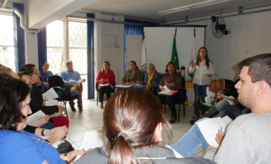 As Universidades Estaduais e as Federais do Paraná começaram nesta semana os encontros com os Núcleos Regionais de Educação e com os orientadores de estudo responsáveis pela formação dos professores inscritos no Pacto pelo Fortalecimento de Ensino Médio.