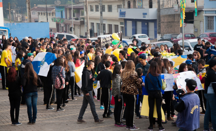 Os moradores do município de Rio Branco do Sul, na Região Metropolitana de Curitiba, comemoram nessa semana o centenário de fundação do Colégio Estadual Maria da Luz Furquim. Fundada em 1914, a escola tornou-se referência para os 30 mil habitantes do município.
