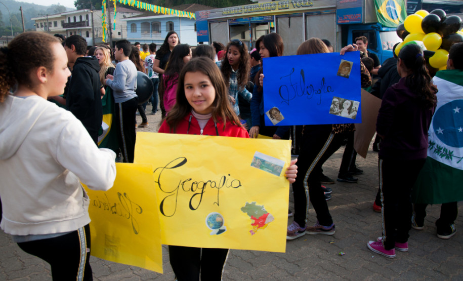 Os moradores do município de Rio Branco do Sul, na Região Metropolitana de Curitiba, comemoram nessa semana o centenário de fundação do Colégio Estadual Maria da Luz Furquim. Fundada em 1914, a escola tornou-se referência para os 30 mil habitantes do município.
