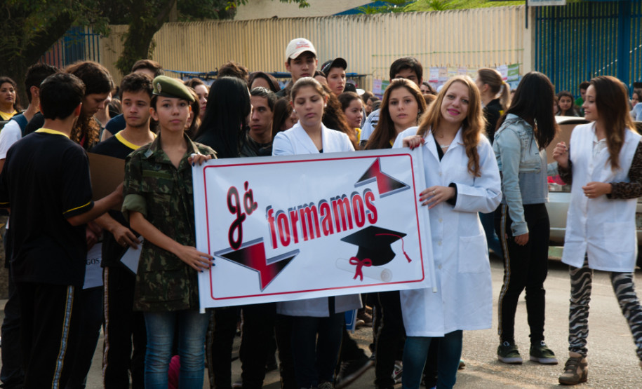 Os moradores do município de Rio Branco do Sul, na Região Metropolitana de Curitiba, comemoram nessa semana o centenário de fundação do Colégio Estadual Maria da Luz Furquim. Fundada em 1914, a escola tornou-se referência para os 30 mil habitantes do município.