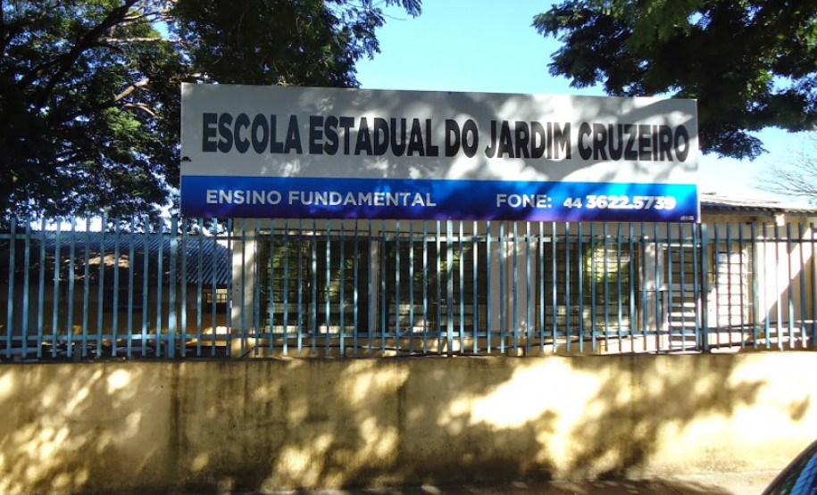 Para contribuir com a formação de alunos mais críticos, a Escola Estadual Jardim Cruzeiro, em Umuarama, promoveu em neste mês uma palestra sobre educação fiscal, com a presença da auditora da Receita Estadual Valéria Galdeano. Participaram cerca de 50 alunos e professores. A ação faz parte do trabalho final de curso desenvolvido pela diretora da escola, Valdelice Bento Fontes.
