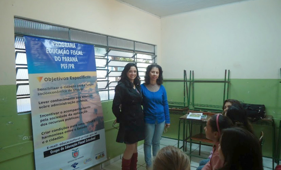 Para contribuir com a formação de alunos mais críticos, a Escola Estadual Jardim Cruzeiro, em Umuarama, promoveu em neste mês uma palestra sobre educação fiscal, com a presença da auditora da Receita Estadual Valéria Galdeano. Participaram cerca de 50 alunos e professores. A ação faz parte do trabalho final de curso desenvolvido pela diretora da escola, Valdelice Bento Fontes.