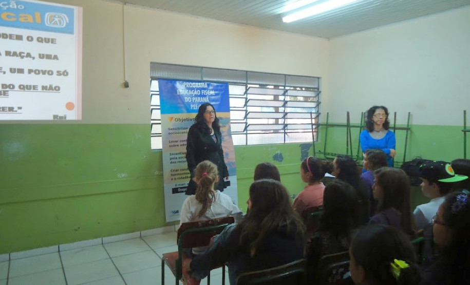 Para contribuir com a formação de alunos mais críticos, a Escola Estadual Jardim Cruzeiro, em Umuarama, promoveu em neste mês uma palestra sobre educação fiscal, com a presença da auditora da Receita Estadual Valéria Galdeano. Participaram cerca de 50 alunos e professores. A ação faz parte do trabalho final de curso desenvolvido pela diretora da escola, Valdelice Bento Fontes.