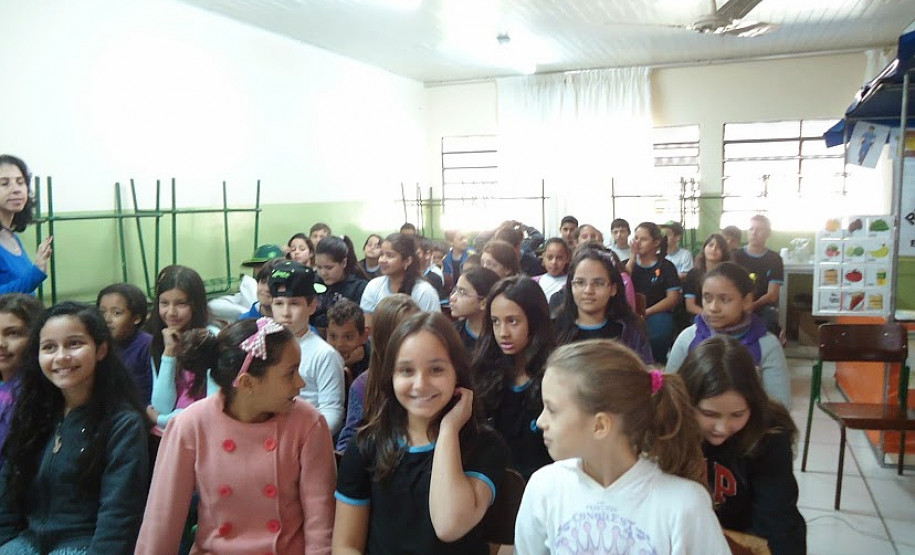 Para contribuir com a formação de alunos mais críticos, a Escola Estadual Jardim Cruzeiro, em Umuarama, promoveu em neste mês uma palestra sobre educação fiscal, com a presença da auditora da Receita Estadual Valéria Galdeano. Participaram cerca de 50 alunos e professores. A ação faz parte do trabalho final de curso desenvolvido pela diretora da escola, Valdelice Bento Fontes.