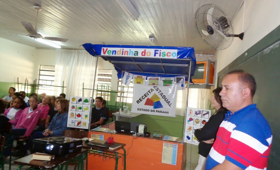 Para contribuir com a formação de alunos mais críticos, a Escola Estadual Jardim Cruzeiro, em Umuarama, promoveu em neste mês uma palestra sobre educação fiscal, com a presença da auditora da Receita Estadual Valéria Galdeano. Participaram cerca de 50 alunos e professores. A ação faz parte do trabalho final de curso desenvolvido pela diretora da escola, Valdelice Bento Fontes.