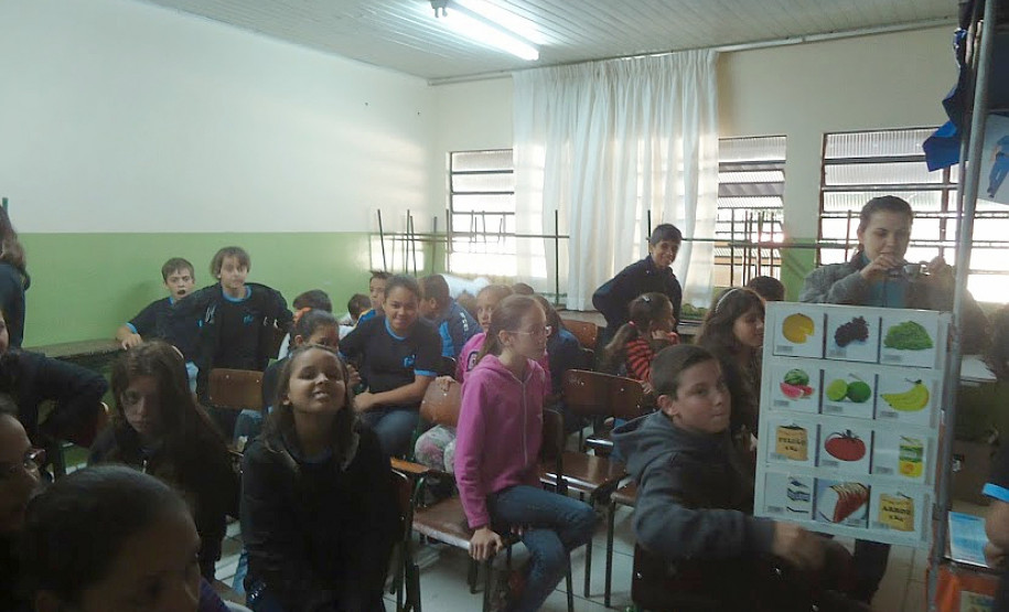 Para contribuir com a formação de alunos mais críticos, a Escola Estadual Jardim Cruzeiro, em Umuarama, promoveu em neste mês uma palestra sobre educação fiscal, com a presença da auditora da Receita Estadual Valéria Galdeano. Participaram cerca de 50 alunos e professores. A ação faz parte do trabalho final de curso desenvolvido pela diretora da escola, Valdelice Bento Fontes.