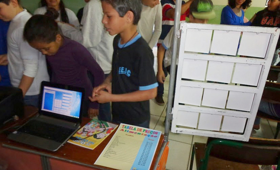 Para contribuir com a formação de alunos mais críticos, a Escola Estadual Jardim Cruzeiro, em Umuarama, promoveu em neste mês uma palestra sobre educação fiscal, com a presença da auditora da Receita Estadual Valéria Galdeano. Participaram cerca de 50 alunos e professores. A ação faz parte do trabalho final de curso desenvolvido pela diretora da escola, Valdelice Bento Fontes.