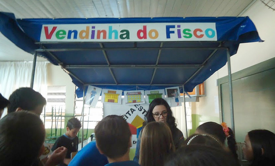 Para contribuir com a formação de alunos mais críticos, a Escola Estadual Jardim Cruzeiro, em Umuarama, promoveu em neste mês uma palestra sobre educação fiscal, com a presença da auditora da Receita Estadual Valéria Galdeano. Participaram cerca de 50 alunos e professores. A ação faz parte do trabalho final de curso desenvolvido pela diretora da escola, Valdelice Bento Fontes.