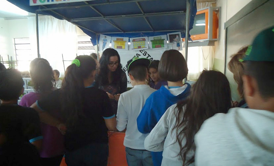 Para contribuir com a formação de alunos mais críticos, a Escola Estadual Jardim Cruzeiro, em Umuarama, promoveu em neste mês uma palestra sobre educação fiscal, com a presença da auditora da Receita Estadual Valéria Galdeano. Participaram cerca de 50 alunos e professores. A ação faz parte do trabalho final de curso desenvolvido pela diretora da escola, Valdelice Bento Fontes.