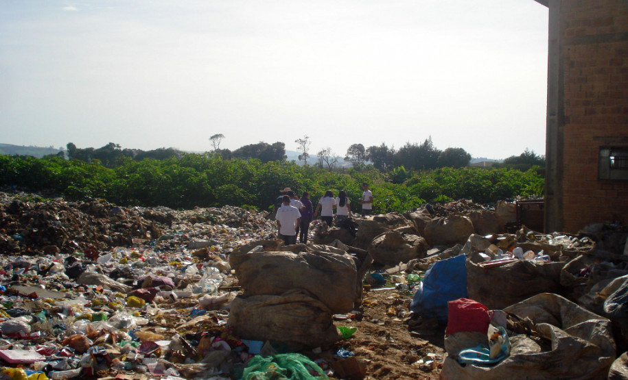 Alunos da Casa Familiar Rural de Reserva, na Região dos Campos Gerais, puderam conhecer um pouco mais sobre a realidade ambiental do município durante uma visita ao lixão da cidade.