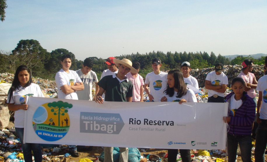 Alunos da Casa Familiar Rural de Reserva, na Região dos Campos Gerais, puderam conhecer um pouco mais sobre a realidade ambiental do município durante uma visita ao lixão da cidade.
