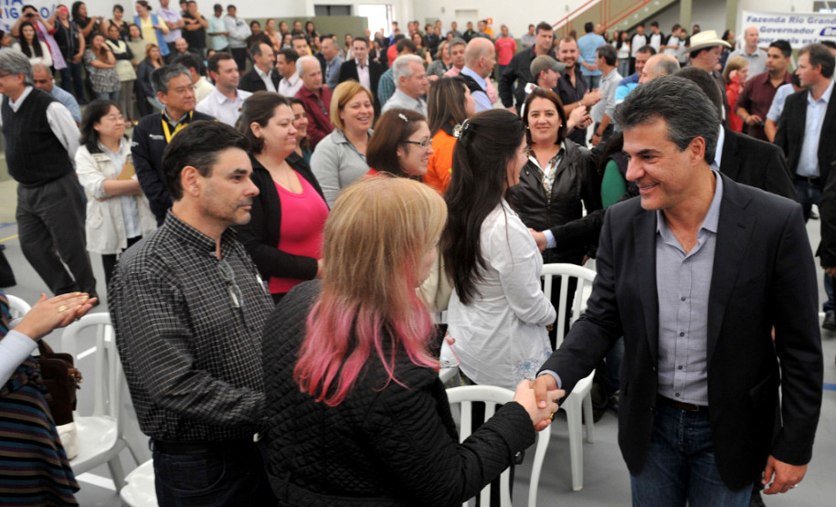 Governador Beto Richa, acompanhado pelo Prefeito Marcio Wosniack, Deputado Francisco Buhrer e demais autoridades, inaugura o Colégio Estadual de Educação Profissionalizante Erotides Angelo Nichele.
Fazenda Rio Grande, 27/06/2014