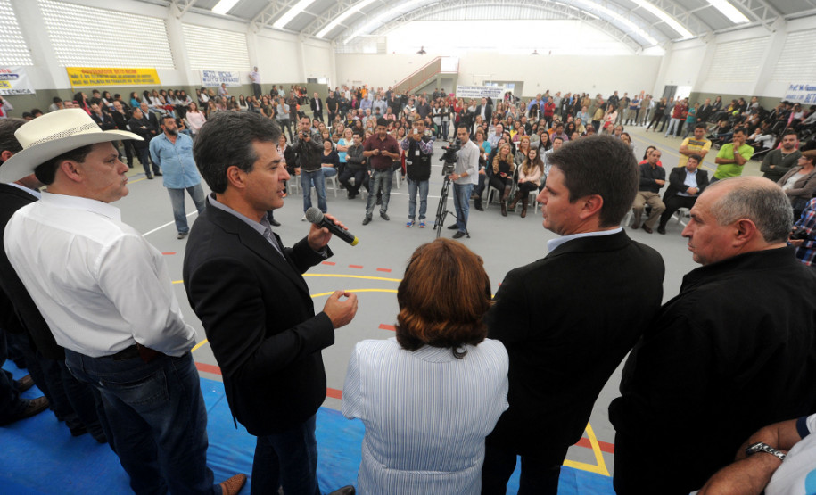Governador Beto Richa, acompanhado pelo Prefeito Marcio Wosniack, Deputado Francisco Buhrer e demais autoridades, inaugura o Colégio Estadual de Educação Profissionalizante Erotides Angelo Nichele.
Fazenda Rio Grande, 27/06/2014