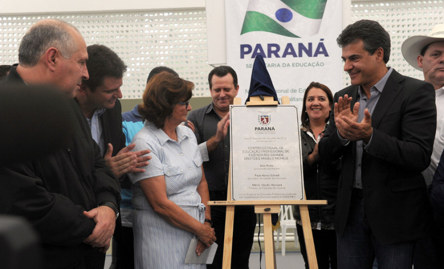 Governador Beto Richa, acompanhado pelo Prefeito Marcio Wosniack, Deputado Francisco Buhrer e demais autoridades, inaugura o Colégio Estadual de Educação Profissionalizante Erotides Angelo Nichele.
Fazenda Rio Grande, 27/06/2014