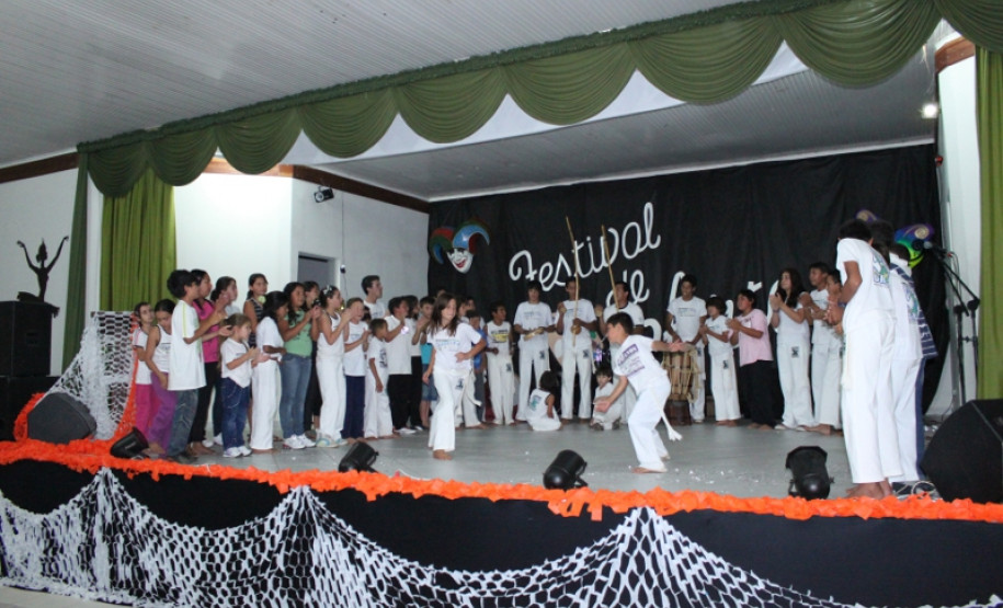 NRE realiza festival de cultura brasileira