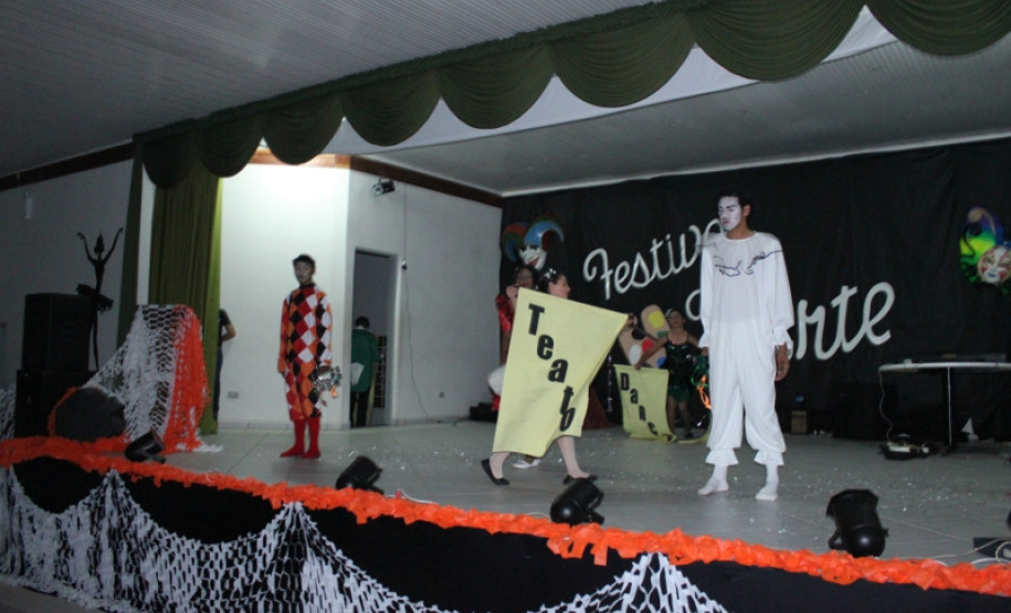 NRE realiza festival de cultura brasileira