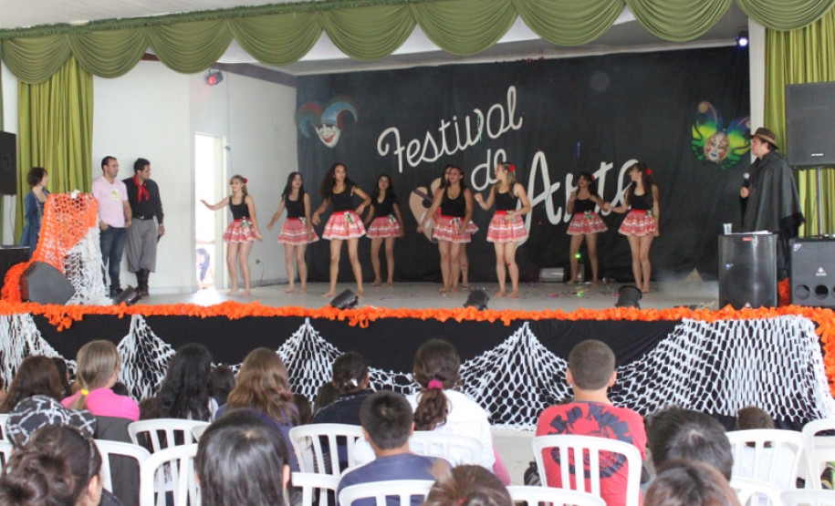 NRE realiza festival de cultura brasileira