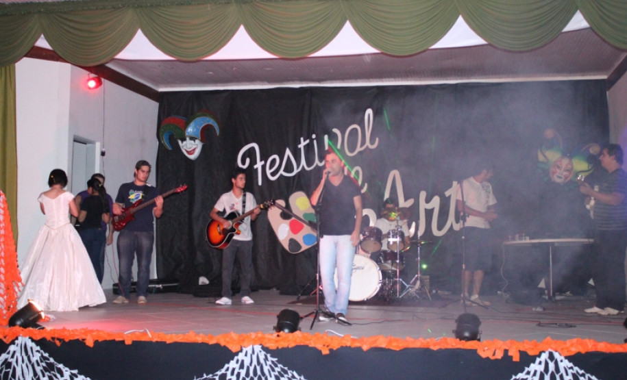 NRE realiza festival de cultura brasileira