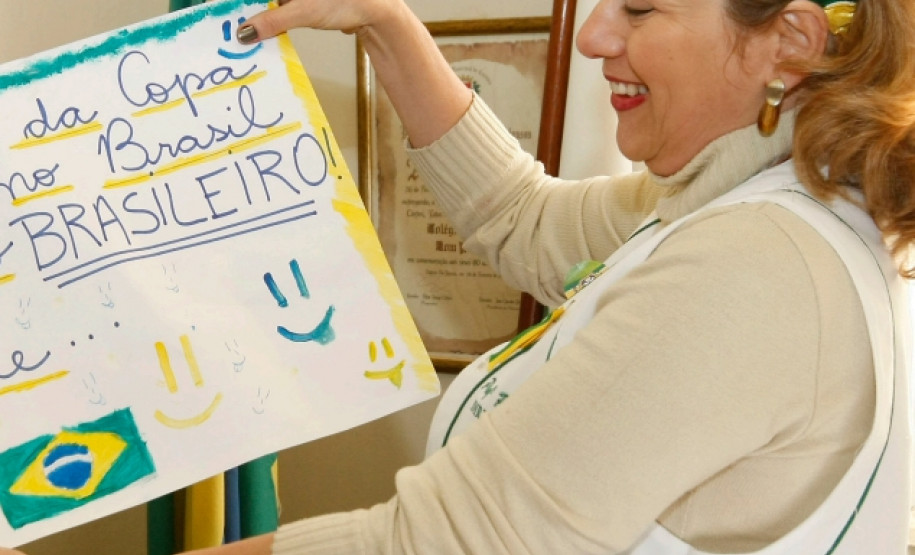 Nova edição da revista Nossa Escola – Profissionais da Educação aborda o trabalho de professores, técnicos e diretores que levaram o mundial para a sala de aula.