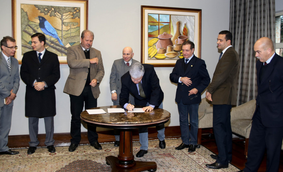 Assinatura do convênio na manhã desta quarta-feira (2).