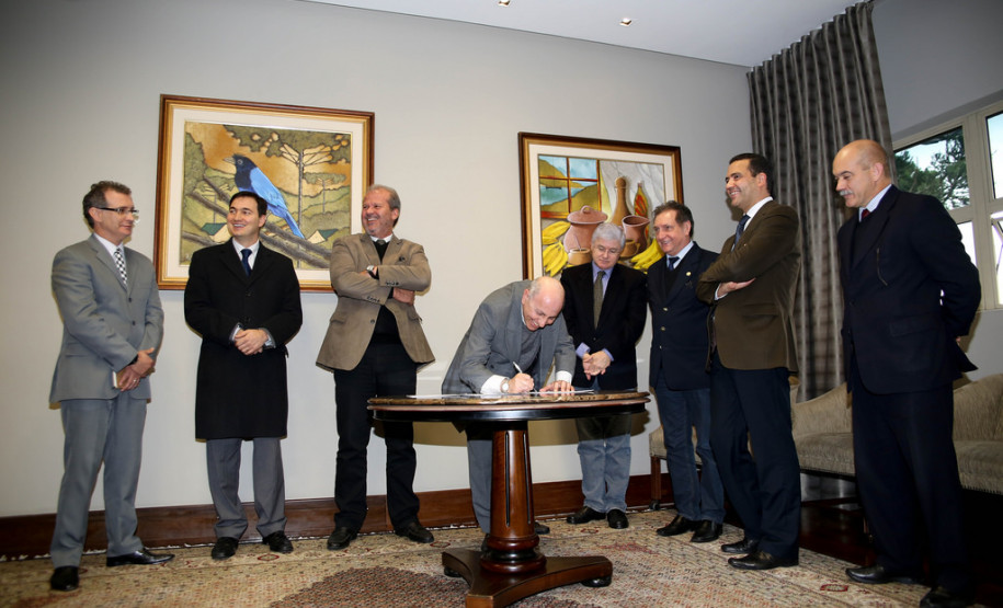 Assinatura do convênio na manhã desta quarta-feira (2).