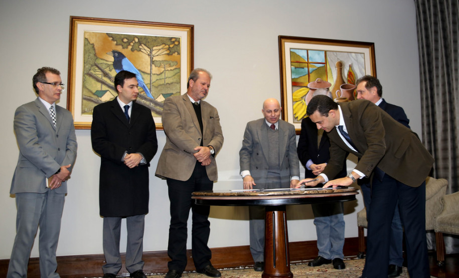 Assinatura do convênio na manhã desta quarta-feira (2).