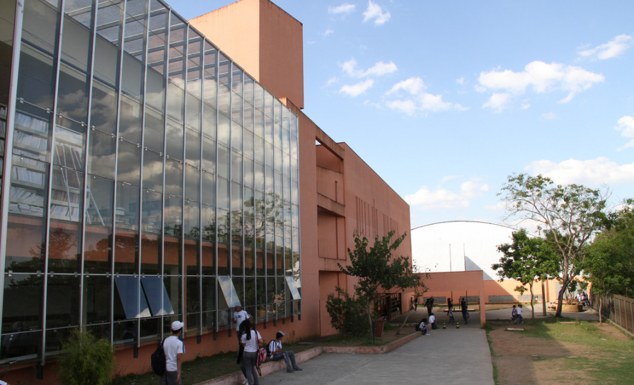 Arns verifica situação física de escolas em Curitiba