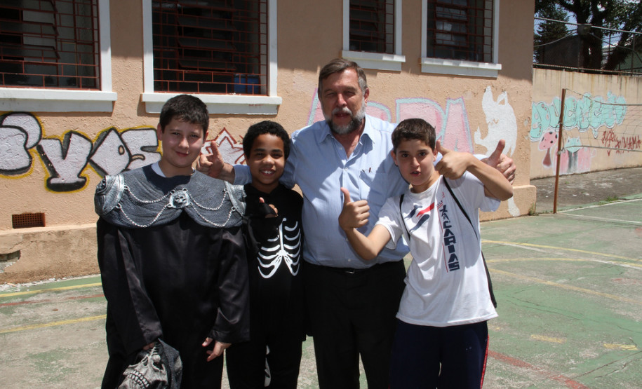 Arns verifica situação física de escolas em Curitiba