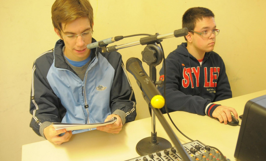 Estudantes criam conteúdo para web rádio e televisão online e também transformam o lixo eletrônico doado pela comunidade em recurso didático.