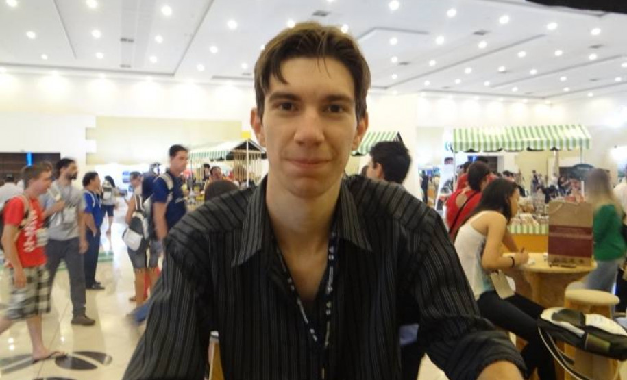 Estudantes criam conteúdo para web rádio e televisão online e também transformam o lixo eletrônico doado pela comunidade em recurso didático.