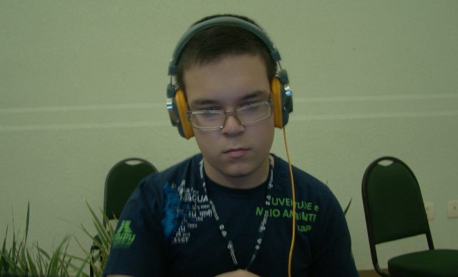 Estudantes criam conteúdo para web rádio e televisão online e também transformam o lixo eletrônico doado pela comunidade em recurso didático.