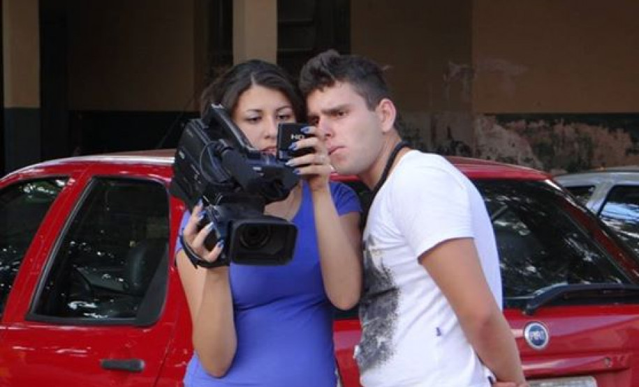 Estudantes criam conteúdo para web rádio e televisão online e também transformam o lixo eletrônico doado pela comunidade em recurso didático.