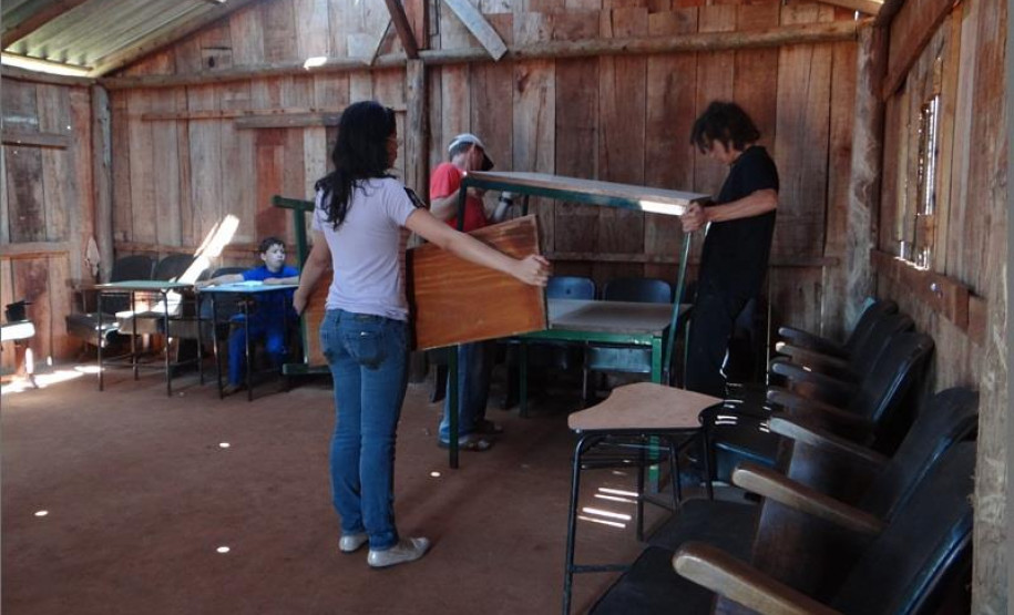 Estudantes criam conteúdo para web rádio e televisão online e também transformam o lixo eletrônico doado pela comunidade em recurso didático