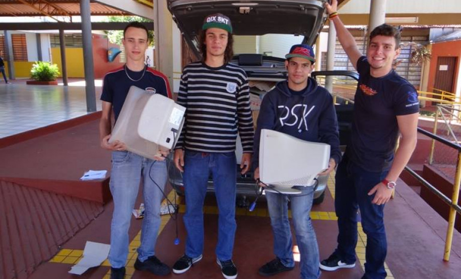Estudantes criam conteúdo para web rádio e televisão online e também transformam o lixo eletrônico doado pela comunidade em recurso didático.
