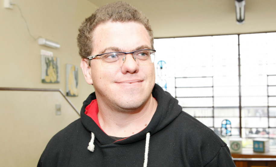 CEEBJA Paulo Freire, alunos fazem prova online, na foto o aluno Cleverson Jose da Costa. 30-07-14.