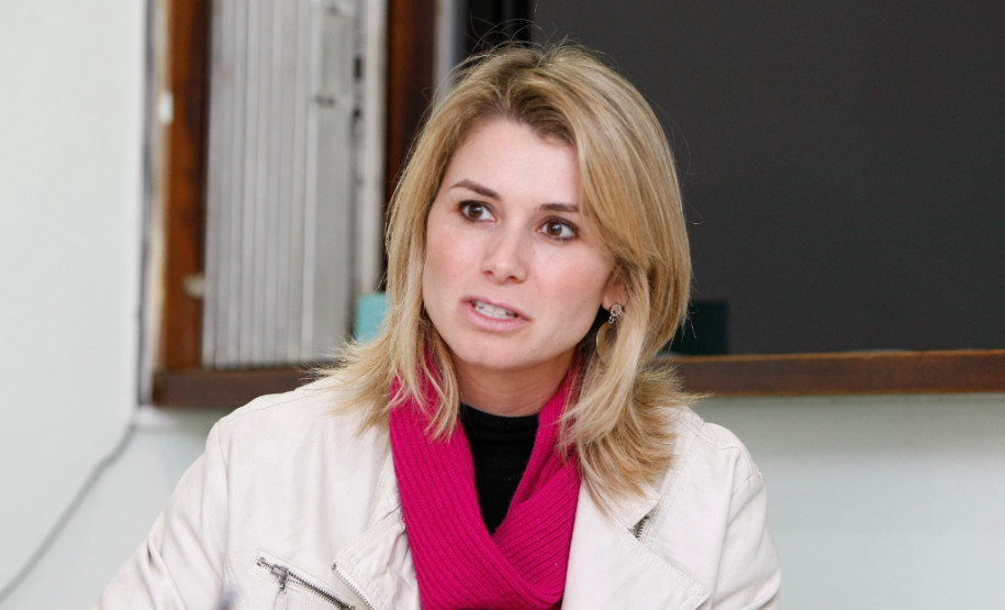 CEEBJA Paulo Freire, alunos fazem prova online, na foto a vice-diretora Virginia Oliviera. 30-07-14.