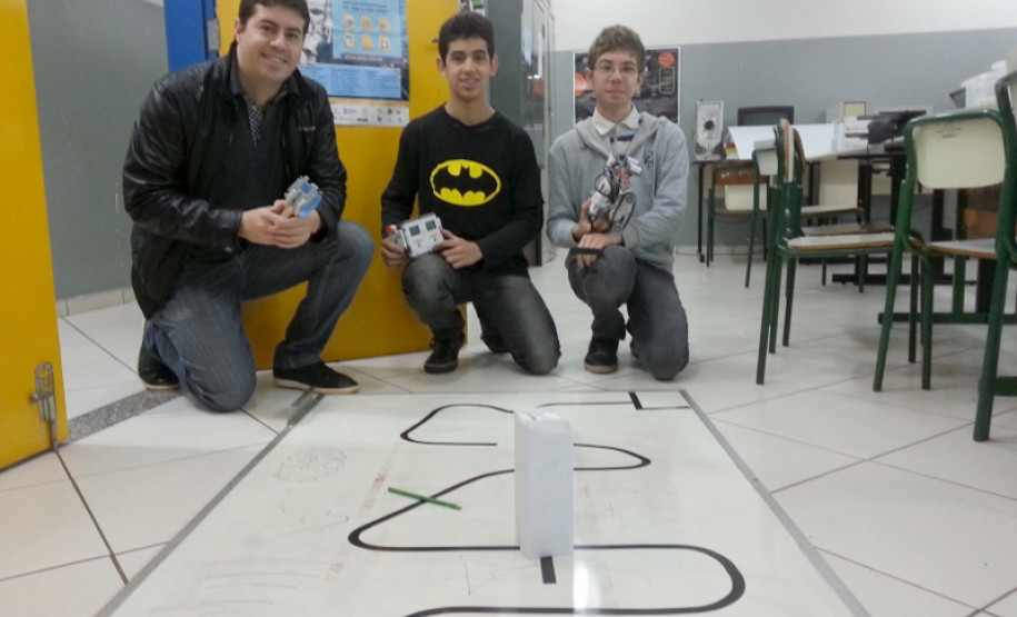 Doze estudantes da rede estadual de educação vão disputar a fase regional da Olimpíada Brasileira de Robótica (OBR) neste sábado, em Curitiba.