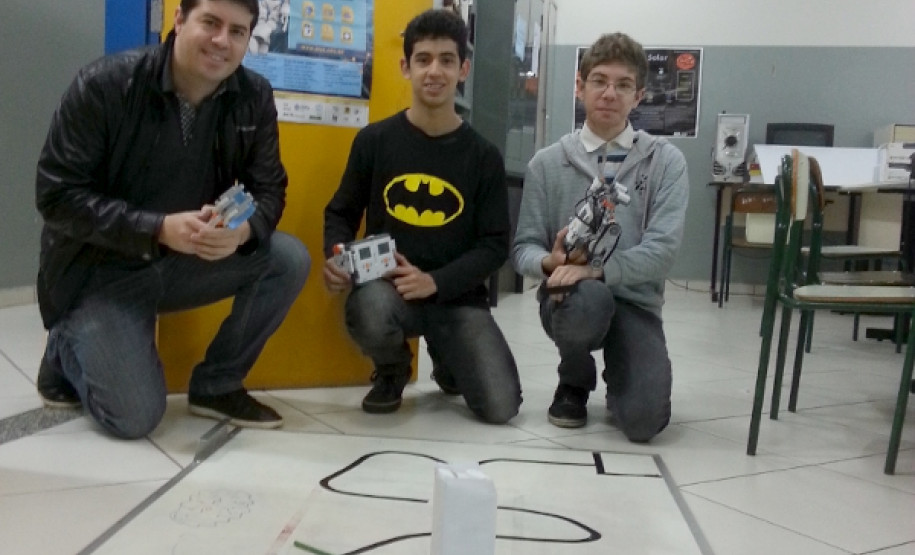 Doze estudantes da rede estadual de educação vão disputar a fase regional da Olimpíada Brasileira de Robótica (OBR) neste sábado, em Curitiba.
