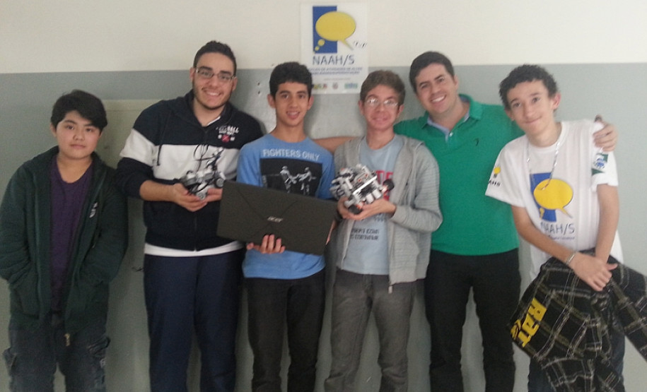 Doze estudantes da rede estadual de educação vão disputar a fase regional da Olimpíada Brasileira de Robótica (OBR) neste sábado, em Curitiba.