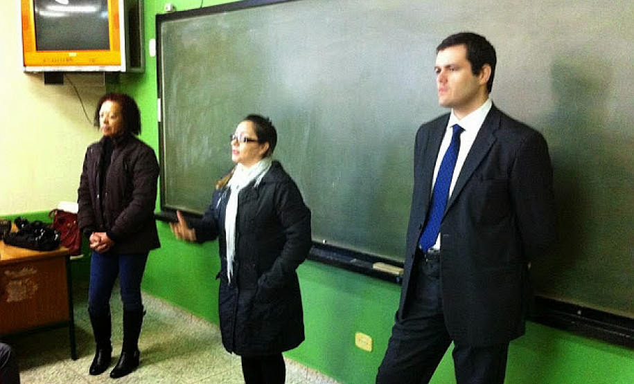 Quatro escolas da rede estadual na região de Ivaiporã, no Norte Central Paranaense, receberam a visita de um representante do Ministério Público, que conversou com alunos e professores. Os temas tratados incluíram o Estatuto da Criança e Adolescente, direitos e deveres dos estudantes, respeito aos profissionais e colegas, responsabilidade dos pais e o uso de drogas.