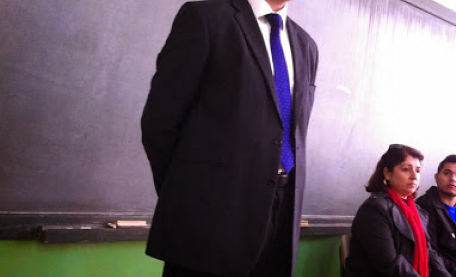 Quatro escolas da rede estadual na região de Ivaiporã, no Norte Central Paranaense, receberam a visita de um representante do Ministério Público, que conversou com alunos e professores. Os temas tratados incluíram o Estatuto da Criança e Adolescente, direitos e deveres dos estudantes, respeito aos profissionais e colegas, responsabilidade dos pais e o uso de drogas.