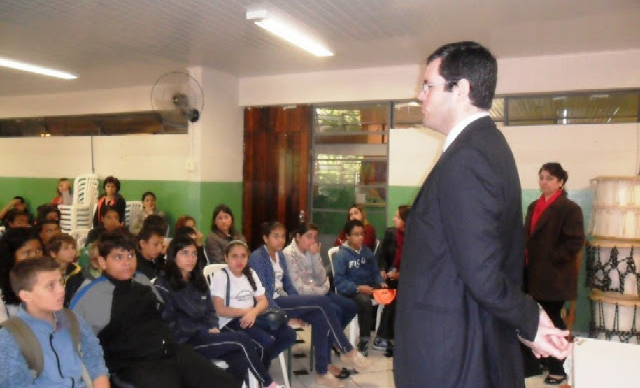 Quatro escolas da rede estadual na região de Ivaiporã, no Norte Central Paranaense, receberam a visita de um representante do Ministério Público, que conversou com alunos e professores. Os temas tratados incluíram o Estatuto da Criança e Adolescente, direitos e deveres dos estudantes, respeito aos profissionais e colegas, responsabilidade dos pais e o uso de drogas.